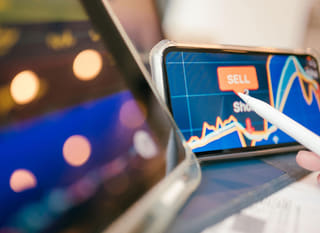 Trader analysiert Bitcoin-, Ethereum- und Forex-Optionen auf mehreren Märkten