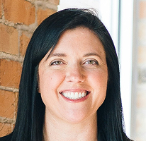 Sophie Hartwell, Kundenservice-Leiterin, Porträt mit Service-Team
